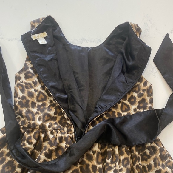 Beautiful leopard print, lined party dress. Girls size 6 - Picture 5 of 8